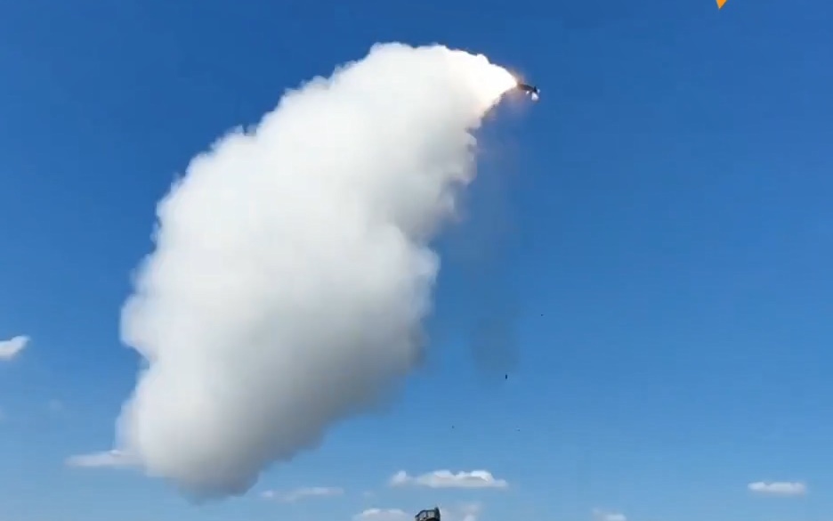 Tên lửa phòng không Nga Tor-M2 bắn hạ mục tiêu Ukraine trên bầu trời